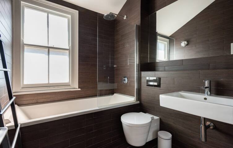 Wonderful home in Notting Hill gallery image 5