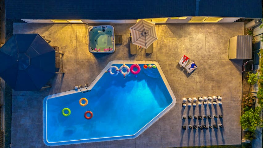 Spectacular Views • Hilltop Haven • Pool & Hot Tub