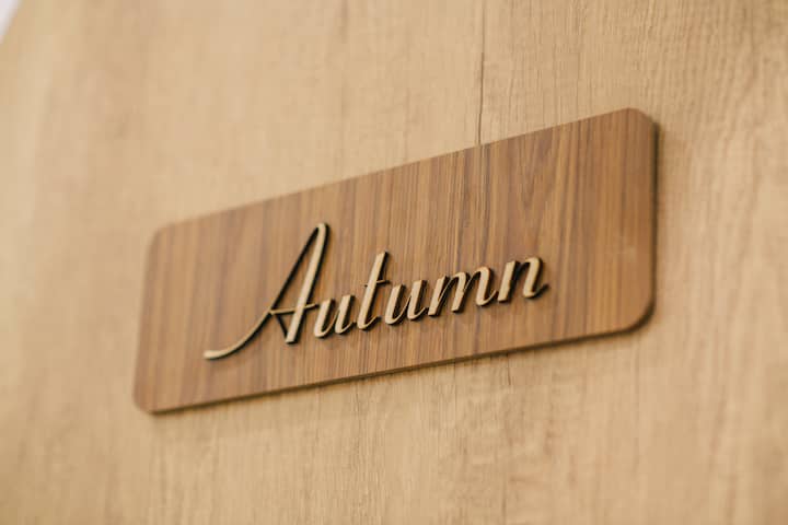 Dhoma është në katin e dytë të shtëpisë me derën kryesore të harkuar.  Ndaje banjën dhe kuzhinën me pajisje të plota gatimi. 
Dritare e gjerë dhe e hapur me pamje të gjelbër
Dhoma ka gjithashtu një projektor dhe Netflix