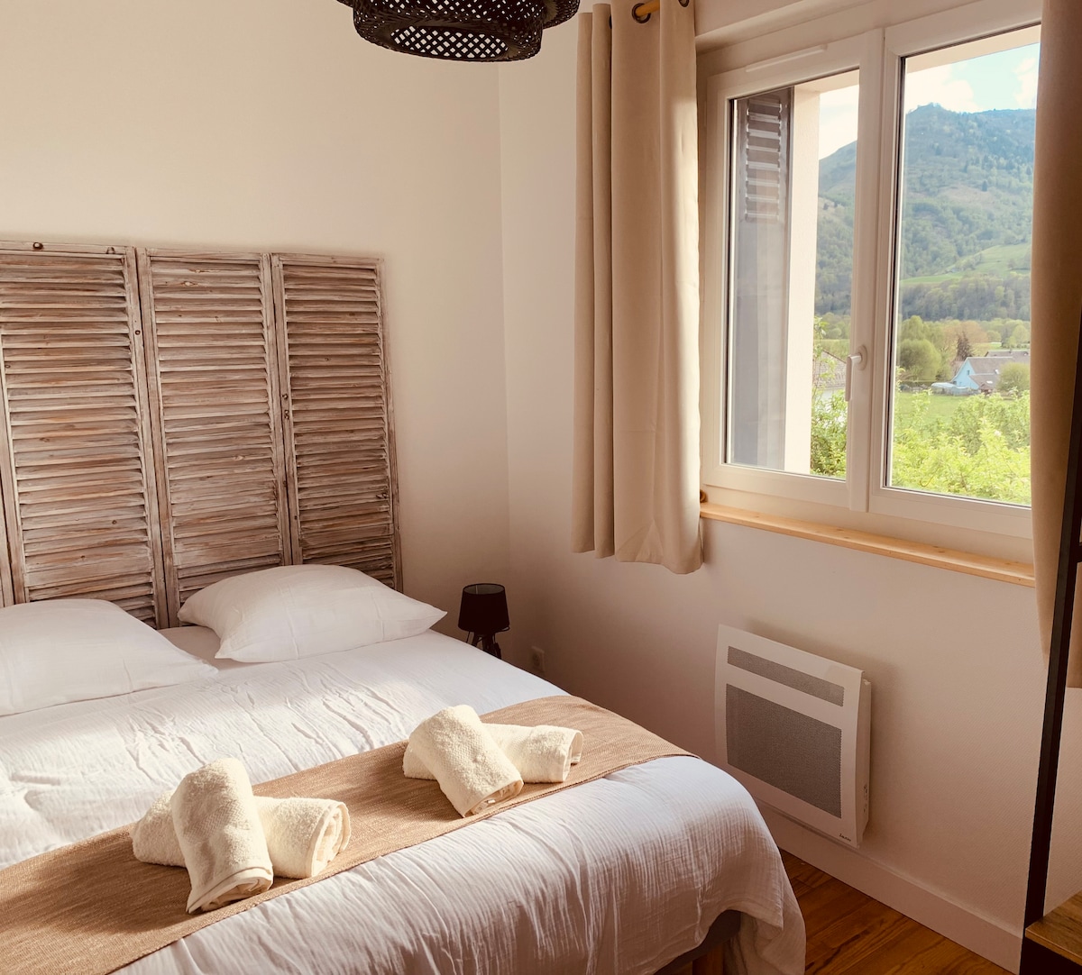 Gran habitación con vestuario y escritorio.Vista a la montaña.