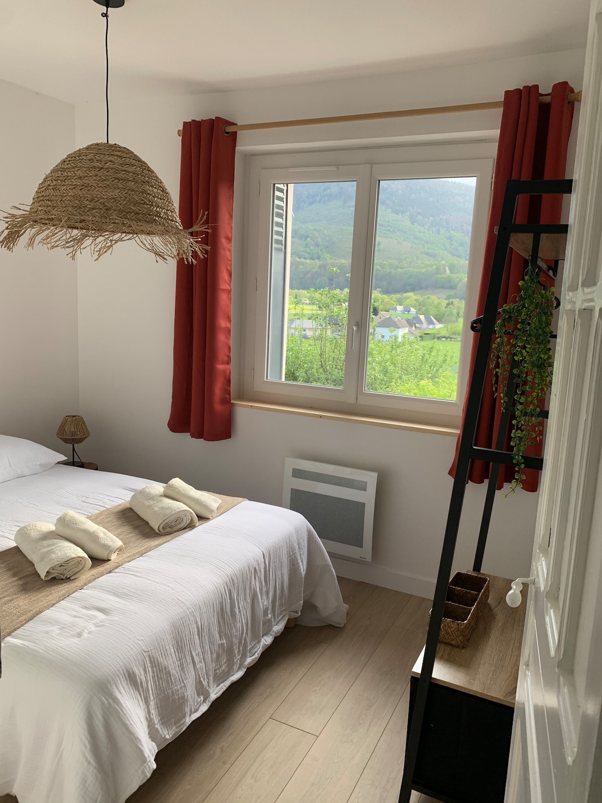 Dormitorio 1 lado de la montaña con vestuario .