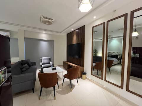 Vista -Studio in DVA w/ Gym & Pool