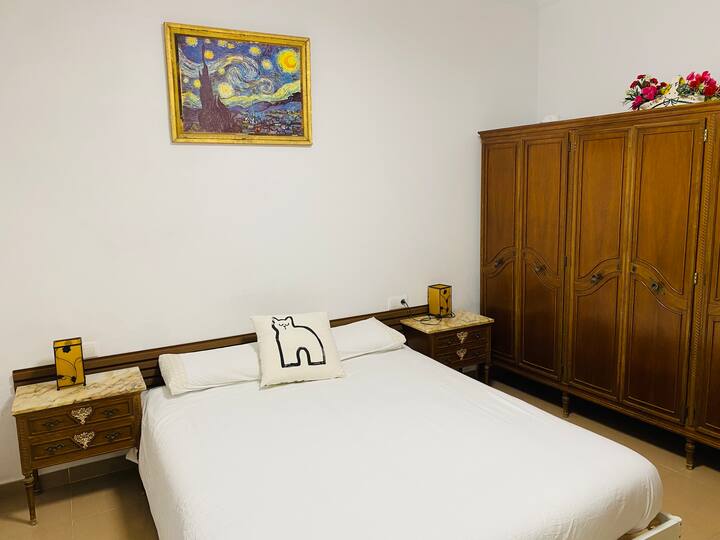 მთავარი საძინებელი, 160‑სმ‑იანი საწოლი, სააბაზანო საძინებლის გვერდით.
Დიდი ტევადობის კარადა.