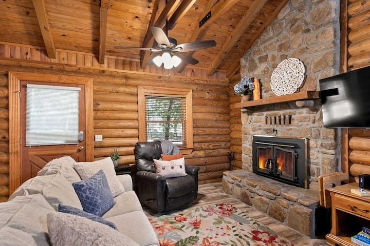 Genuine Log Cabin_jetted Tub_gas Fireplace_pools - Branson, MO