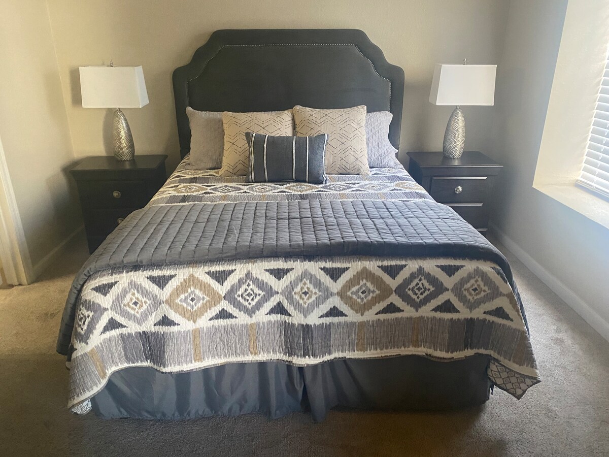 חדר שינה ראשי עם מיטת קווין סייז ושידות לילה 