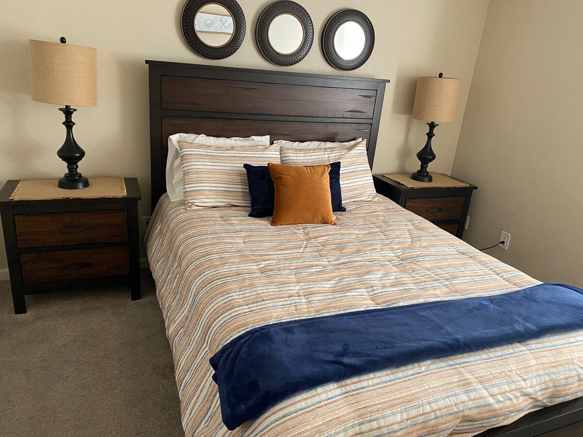 חדר שינה שני עם מיטת קווין סייז, שידות לילה ושני מגירות מרווחות מובנות בתוך מסגרת המיטה. 