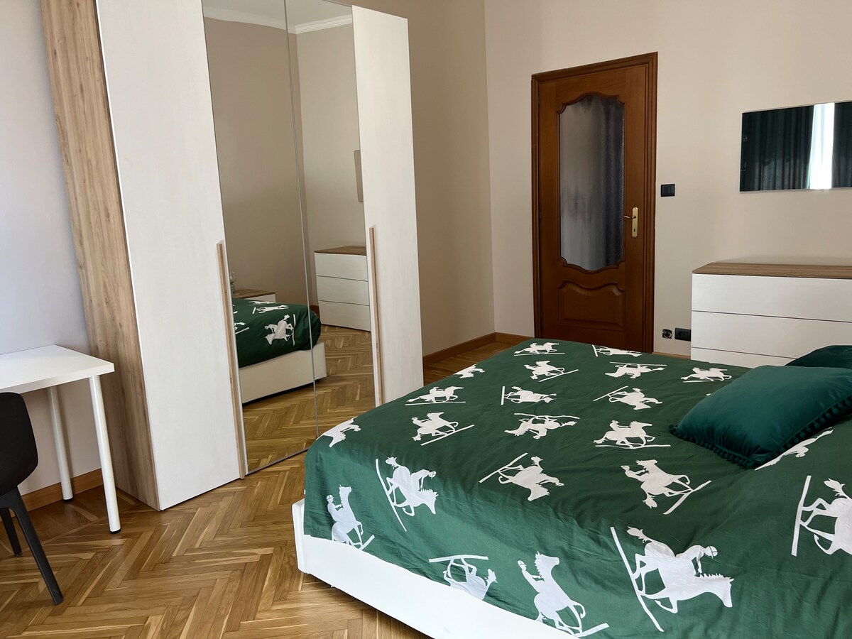 Velika spavaća soba s bračnim krevetom, ormarom s četiri vrata, komodom i radnim kutkom s radnim stolom i stolicom, veliki balkon s pogledom na Corso Trapani 