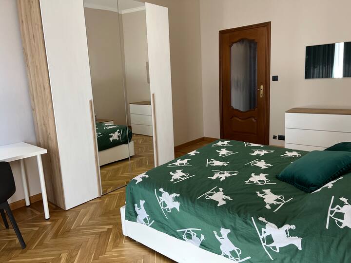 Dhomë gjumi e madhe dopio me gardërobë me katër dyer, komodinë dhe kënd pune me tavolinë pune dhe karrige, ballkon i madh me pamje nga Corso Trapani 