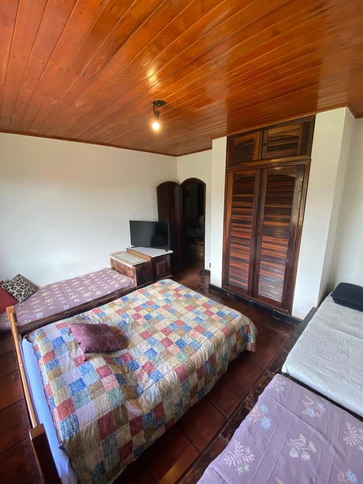 Dhoma është një dhomë familjare me krevat dopio dhe 3 krevate tek me dollap, televizor dhe ventilator të integruar. Ndodhet në katin e dytë dhe ka qasje në ballkon që lejon një pamje panoramike të lagunës.