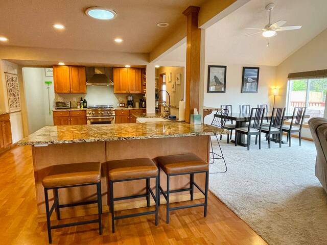 Quiet Spacious Woodstock Retreat gallery image 5