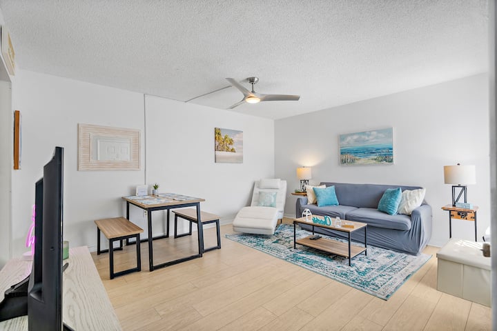 Upscale, Cozy And Coastal Condo! - Madeira Beach, FL