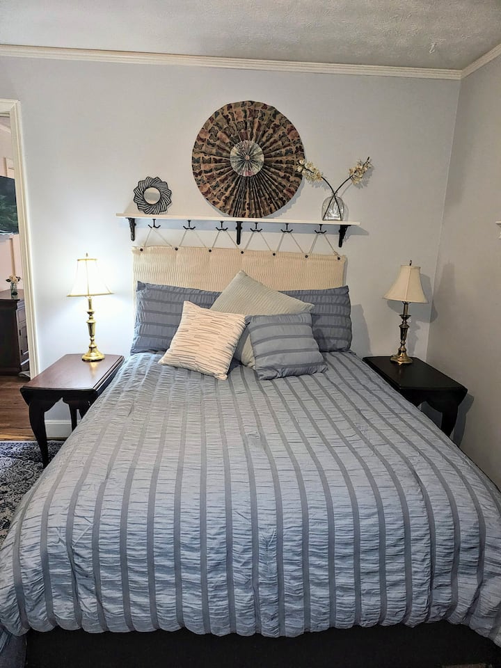 Ropa de cama azul. Toda la ropa de cama se lava entre huéspedes y se alterna debido al tiempo de limpieza.