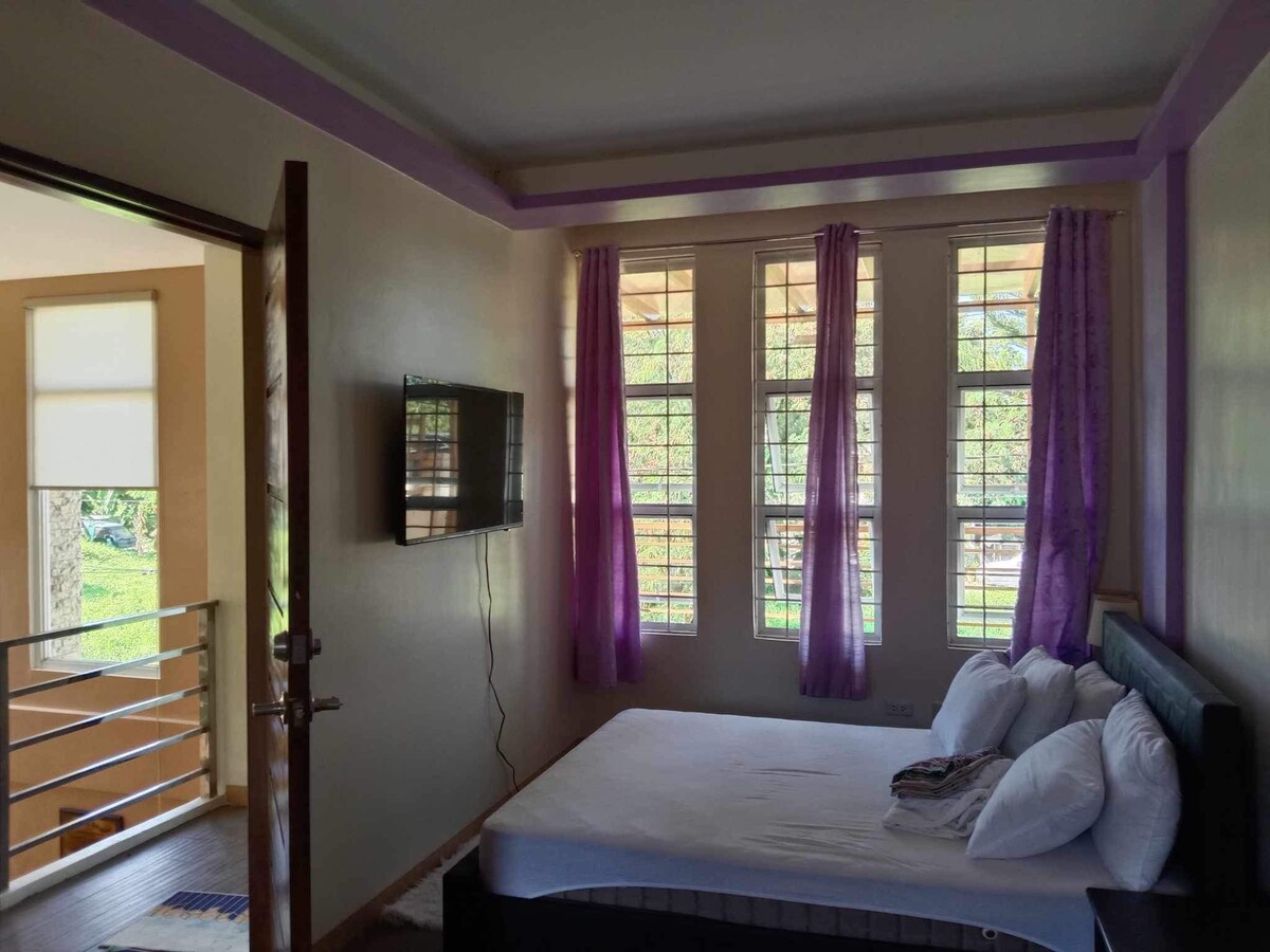 Grote slaapkamer onlangs gerenoveerd met badkamer. Wastafel. Kasten. Strijkplank en strijkijzer. Schoenenrek. TV. Kingsize bed. Verduisterende gordijnen. 