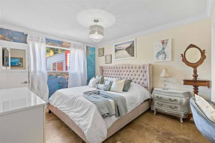 Disfruta de la glamurosa y grande suite principal con un gran vestidor, un área de tocador y un hermoso baño en suite con pisos de mármol y acabados de granito. Con sus comodidades de lujo y sus grandes ventanales, este refugio privado es tu perfecto