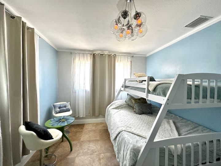 Bienvenido al segundo dormitorio, con literas con una cama doble en la parte inferior y una individual en la parte superior con su abundancia de luz natural, ambiente acogedor y amplias ventanas, es el refugio perfecto para un sueño reparador o simplemente un lugar divertido para pasar el rato.