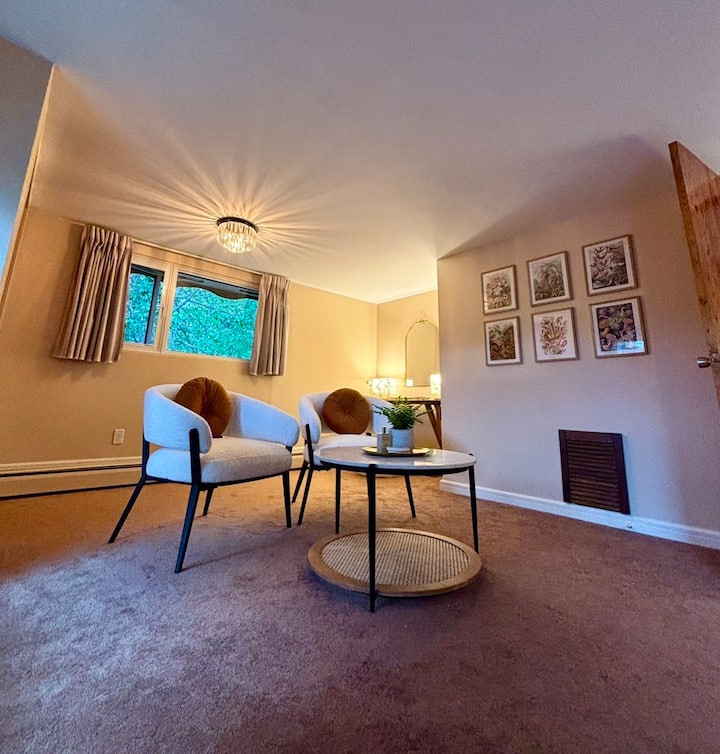 King Guest-suite (featuring a sitting area & private balcony) 