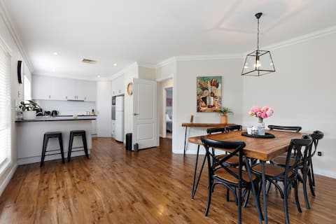 Top Airbnb: Tranquil 2-bedroom retreat in Wagga Wagga City Council