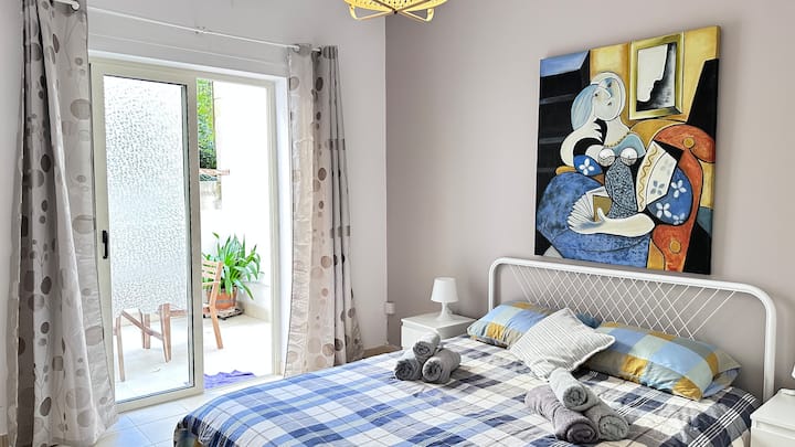 Hidden Gem: Valletta, Sea & Eats Nearby - La Valette