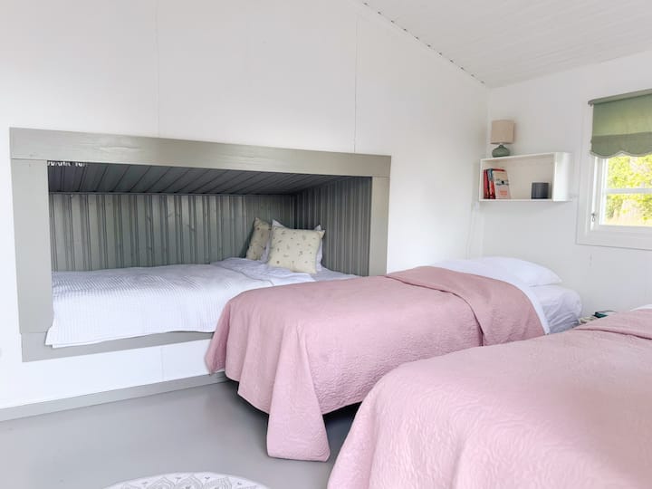 2 легла 80 см и едно вградено легло 120 см. 