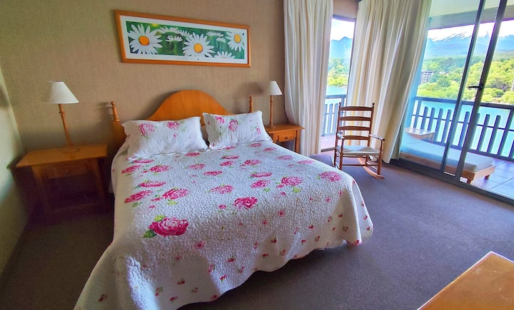 Соба со поглед кон езерото и вулканот. Приватна бања. Голем простор (одговара на двоседен душек на надувување) Плакар со добар простор со закачалки. Комода со фиоки. Кабелска телевизија. Wi-Fi. Завеси за затемнување. Тераса. Може да се побара детско креветче. 