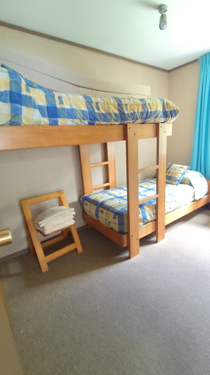 Соба со кревет на спрат за 2 лица. Плакар со полици и куки за чување облека. Прозорец со поглед кон шумата. 