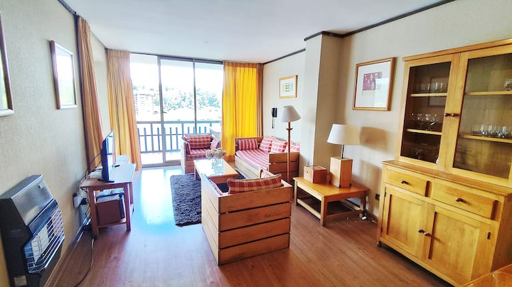 Дневна соба со удобни фотелји, 1 кауч на спуштање + кревет под каучот. Поглед кон езерото, вулканот и пристаништето. Кабелска телевизија. Звучен систем. Wi-Fi. Греење на ѕидот. Заминување на терасата. 