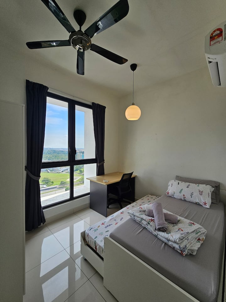 シングルベッド2台（引き出し式ベッド）
大きな書斎テーブル1台
鏡付きフルサイズワードローブ1台 