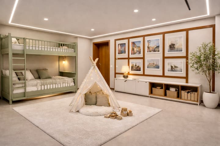 Een speciale speelkamer wordt momenteel ontworpen voor de zomer van 2026, zorgvuldig gemaakt voor onze jongere gasten. Twee gasten zijn van harte welkom om in het stapelbed te slapen. Dat zijn AI-verbeterde conceptvisuals, de uiteindelijke styling, lay-out, individuele items kunnen variëren