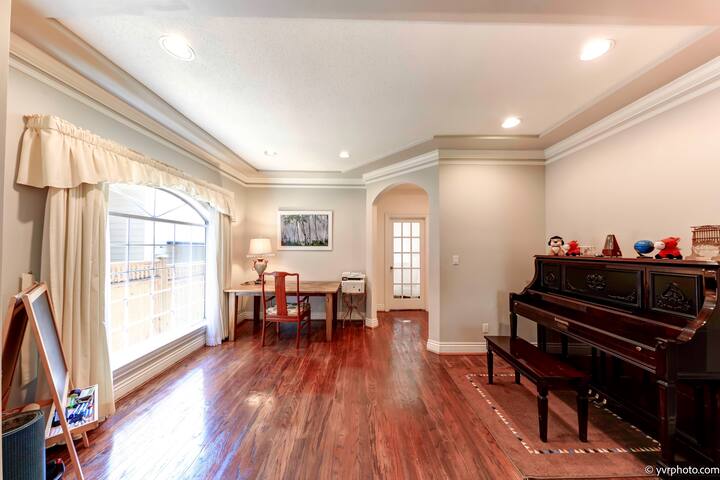 Beautiful Dunbar Home: 3600 sq ft, Two King Beds gallery image 5