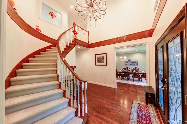 Beautiful Dunbar Home: 3600 sq ft, Two King Beds gallery image 2