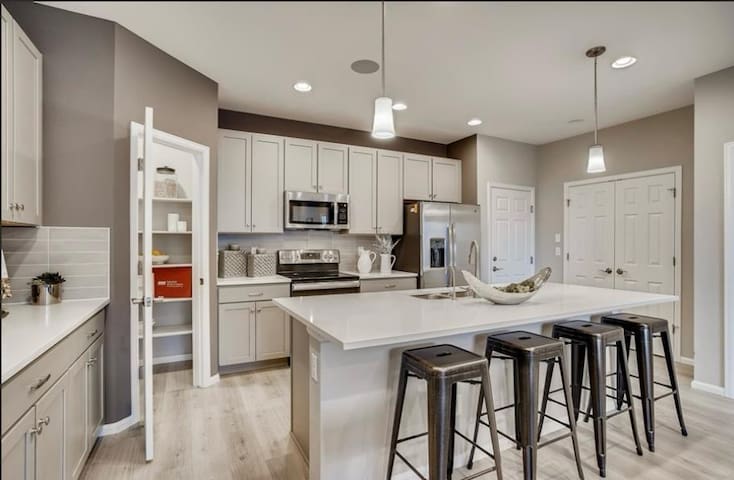 Lavish Home Near Gaylord and Denver Airport gallery image 4