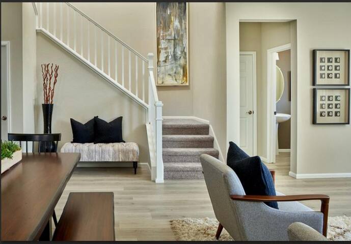 Lavish Home Near Gaylord and Denver Airport gallery image 5