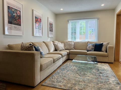 Top Airbnb: Elegant & Spacious Home in Hurontario