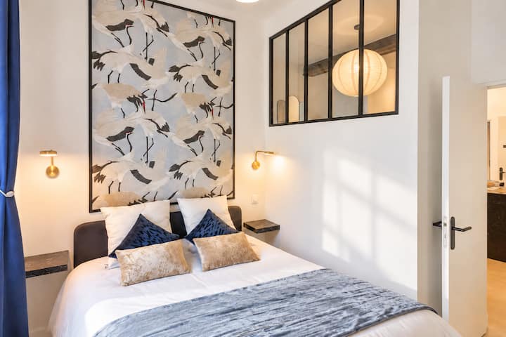 Votre cocon comportant un lit queen size (160 x 200) avec lampes de chevet indépendantes. Lit fait à votre arrivée.