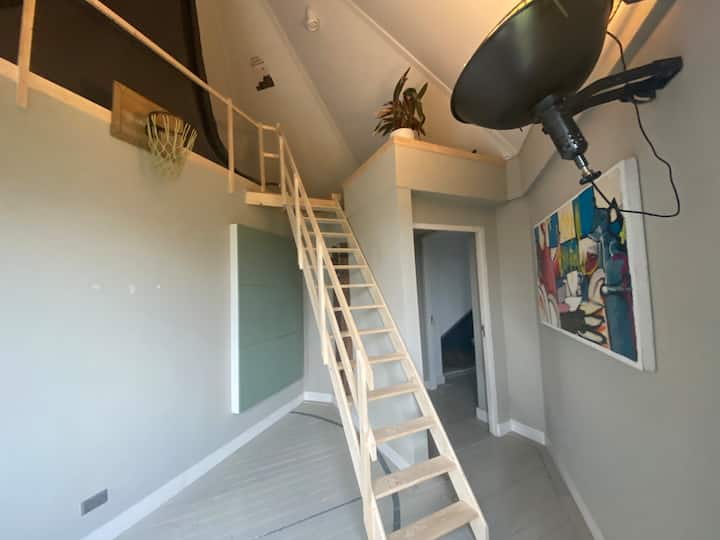 Შედიხართ ზედა პლატფორმაზე 70 სმ სიგანის ძირითად კიბეზე ასვლით. Ყურადღება სავალდებულოა, ამიტომ მხოლოდ ხანდაზმულ ბავშვებს ვურჩევთ. Ან ზრდასრულებმა, რომლებიც აცნობიერებენ, რომ ნასვამი იყო, შეიძლება გამოწვევები და უბედური შემთხვევებიც გამოიწვიოს. Იზრუნეთ ადამიანებზე! შეიყვანეთ საკუთარი რისკის ფასად.