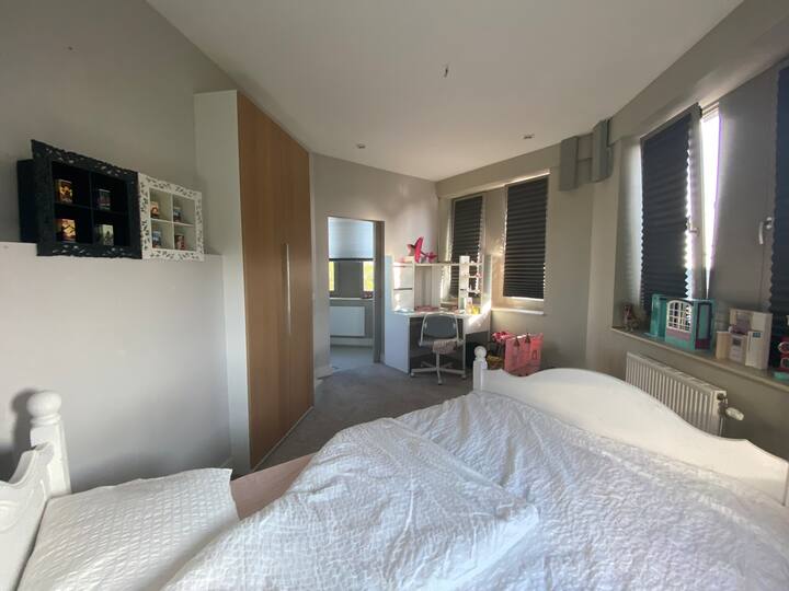 Აი, რა ხედი იშლება თქვენი პრინცესას საწოლიდან. Კარი გადადის კალათბურთის სივრცეში, რომელიც საზიაროა პლატფორმის საძინებელთან. Ბავშვებს ხშირად უყვართ ერთსა და იმავე სივრცეში ყოფნა, თუმცა სრული კონფიდენციალურობაც აქვთ. Იგივე ეხება ზრდასრულებსაც, რომლებსაც ხშირად ვუსმენთ.