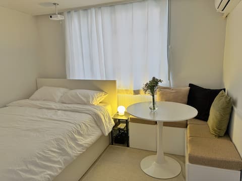 [open] # 3-minute walk from Hongik University Station # Hongdae Main Street 30 seconds # Luggage storage available # Free Netflix