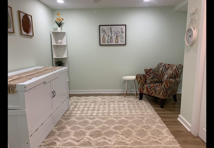 ห้องว่างสามารถใช้เป็นพื้นที่สำนักงานหรือพับเตียงเมอร์ฟี่ออกเพื่อนอนได้ 2 คน 