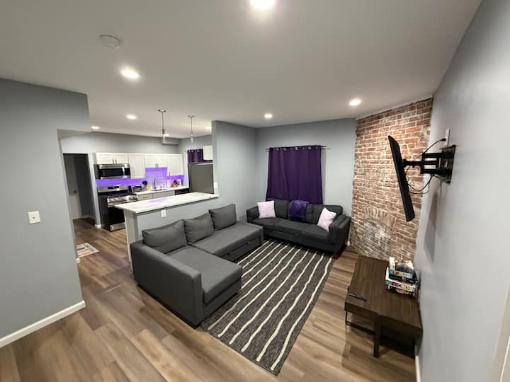 Purple Apt W/ Workspace, Parking + 3 Beds + W/d - Pittsburgh, PA
