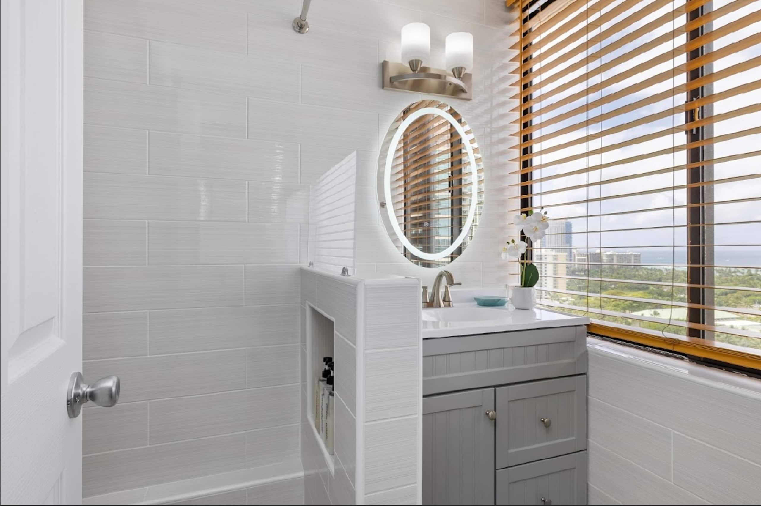 Exquisite Ocean View Renovated Studio w/King Bed - Image 8