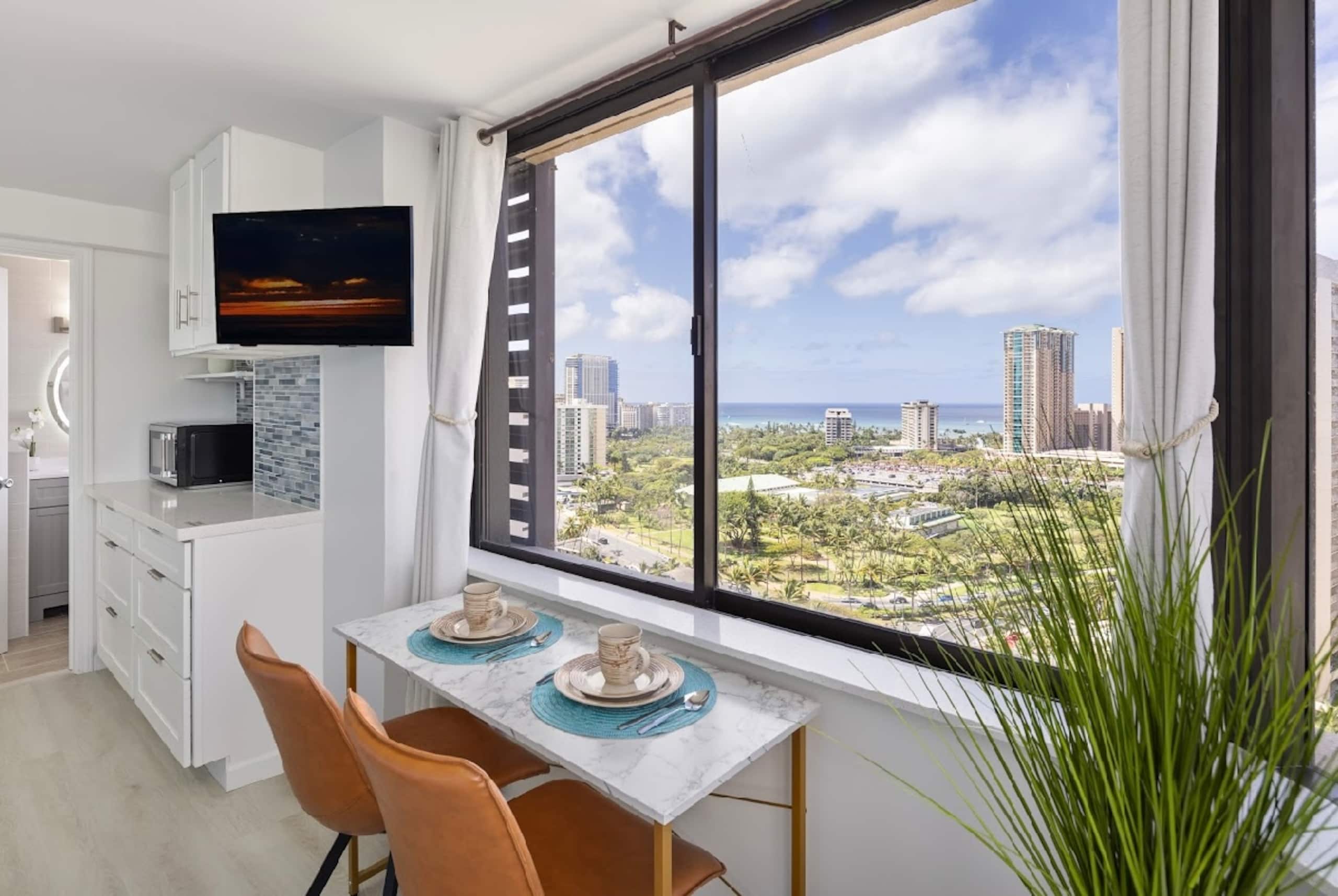 Exquisite Ocean View Renovated Studio w/King Bed - Image 16