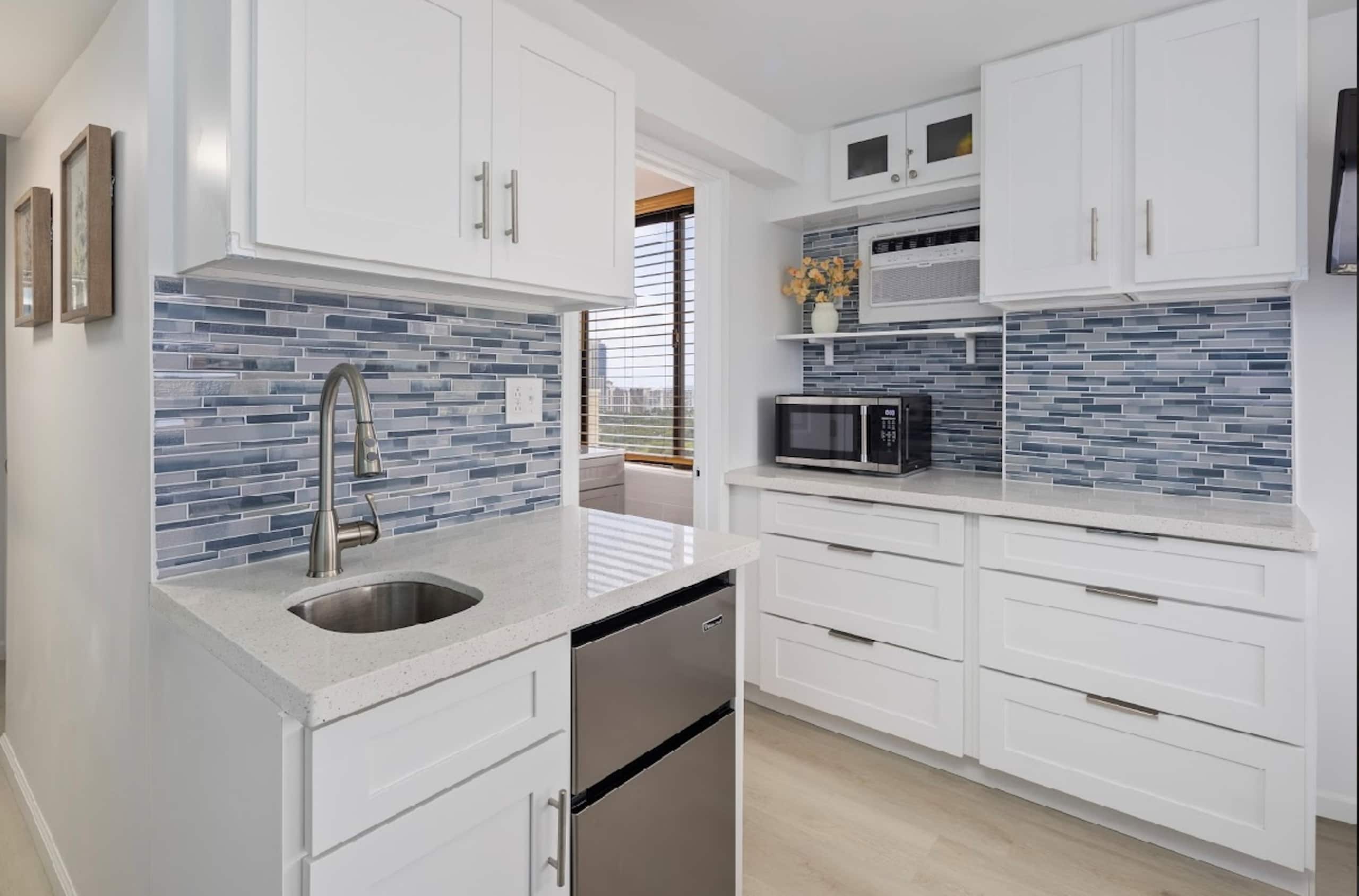 Exquisite Ocean View Renovated Studio w/King Bed - Image 5