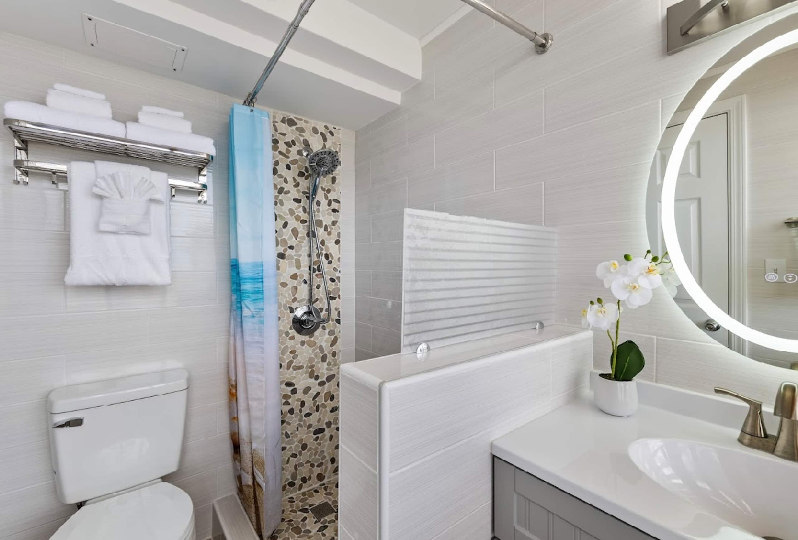 Exquisite Ocean View Renovated Studio w/King Bed - Image 10