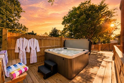 Hot Tub + Theater + Gym | Sleeps 12!