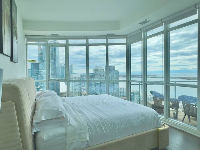 2-storey Penthouse w/2 parking and lake/city views gallery image 3