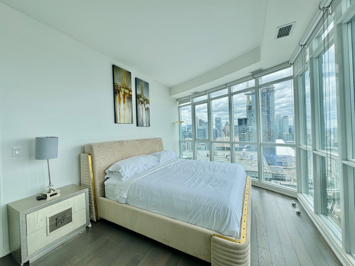 湖と街の景色を楽しめる2階建てペントハウス、駐車場2台分付き - Airbnb