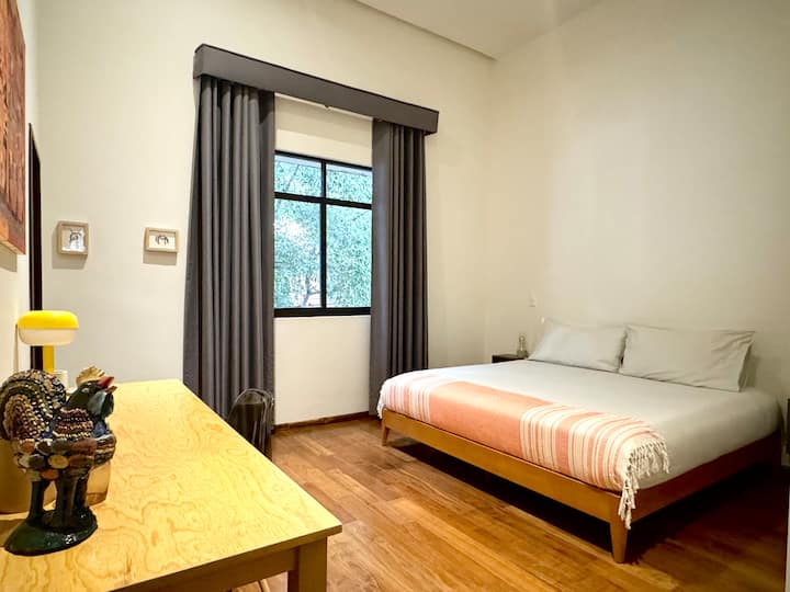 El dormitorio principal tiene una cama tamaño king, cortinas opacas, espacio de trabajo privado, baño privado y mucho espacio de almacenamiento.