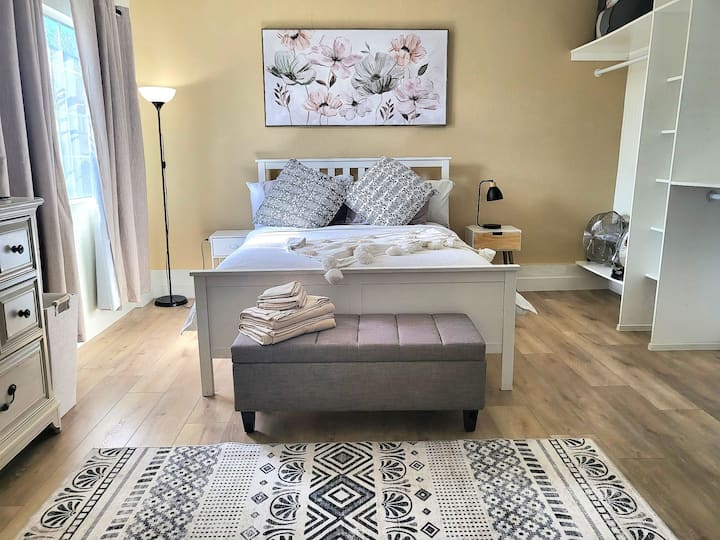 Stylish & Serene Guest House - Centric Location