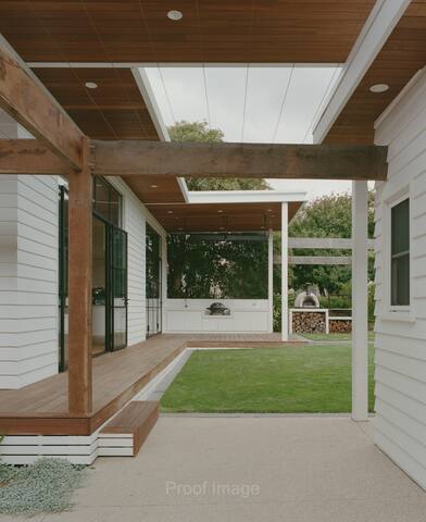 Torquay Beach House gallery image 3