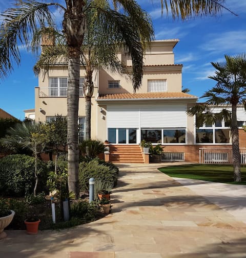 villa & pool-garden-barbecue